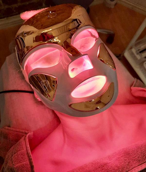 LED-masken stimulerar collagensyntes och har en läkande effekt.